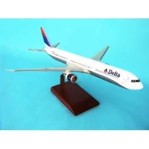  Daron G11810 Delta Air Lines B767  400: Toys & Games