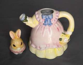 VTG WORLD of GIFTS MISS BUNNY RABBIT TEAPOT HAND PAINTED CERAMIC 